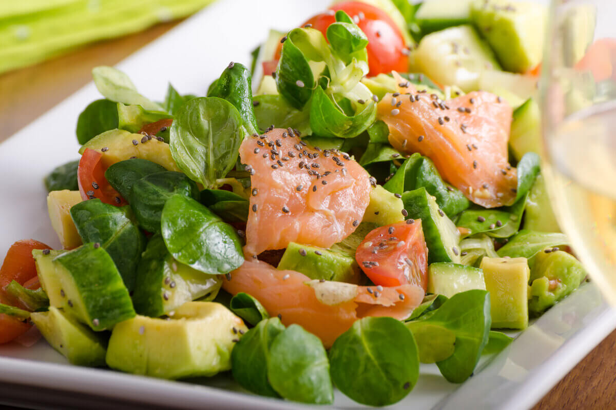 Salada de rúcula com salmão e abacate (Imagem: Liliya Kandrashevich | Shutterstock)