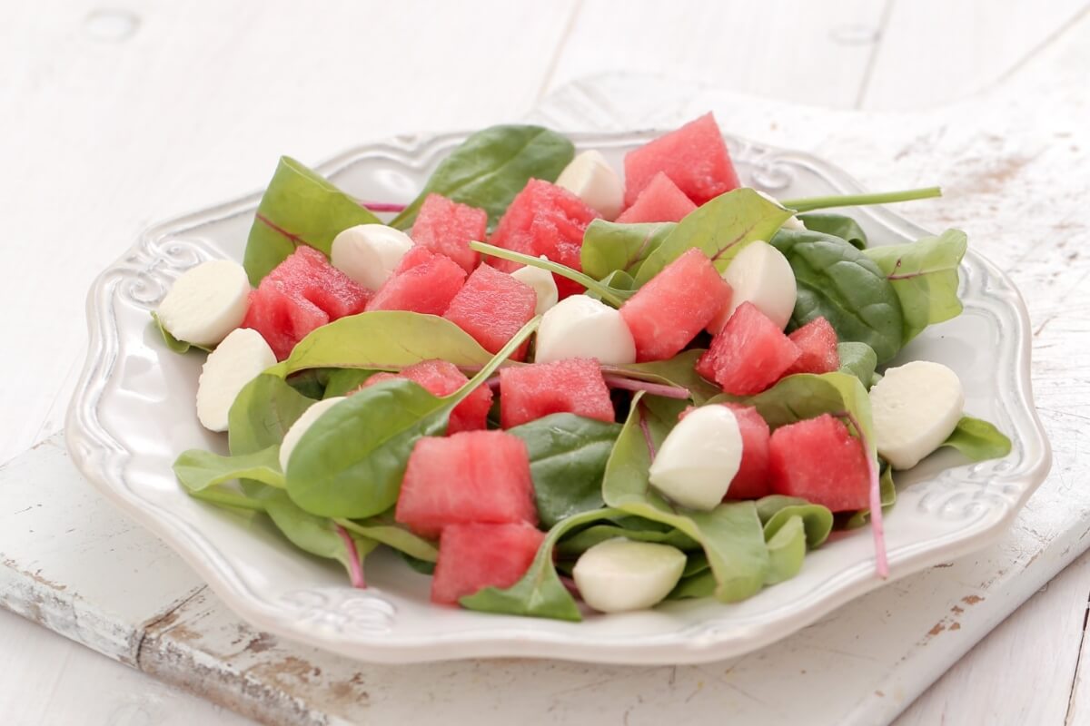 Salada de agrião com melancia e muçarela de búfala (Imagem: Freepik | Freepink)