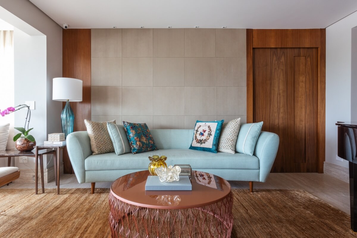 Sofá colorido valoriza o ambiente (Imagem: Projeto Dantas & Passos Arquitetura | Maura Mello)