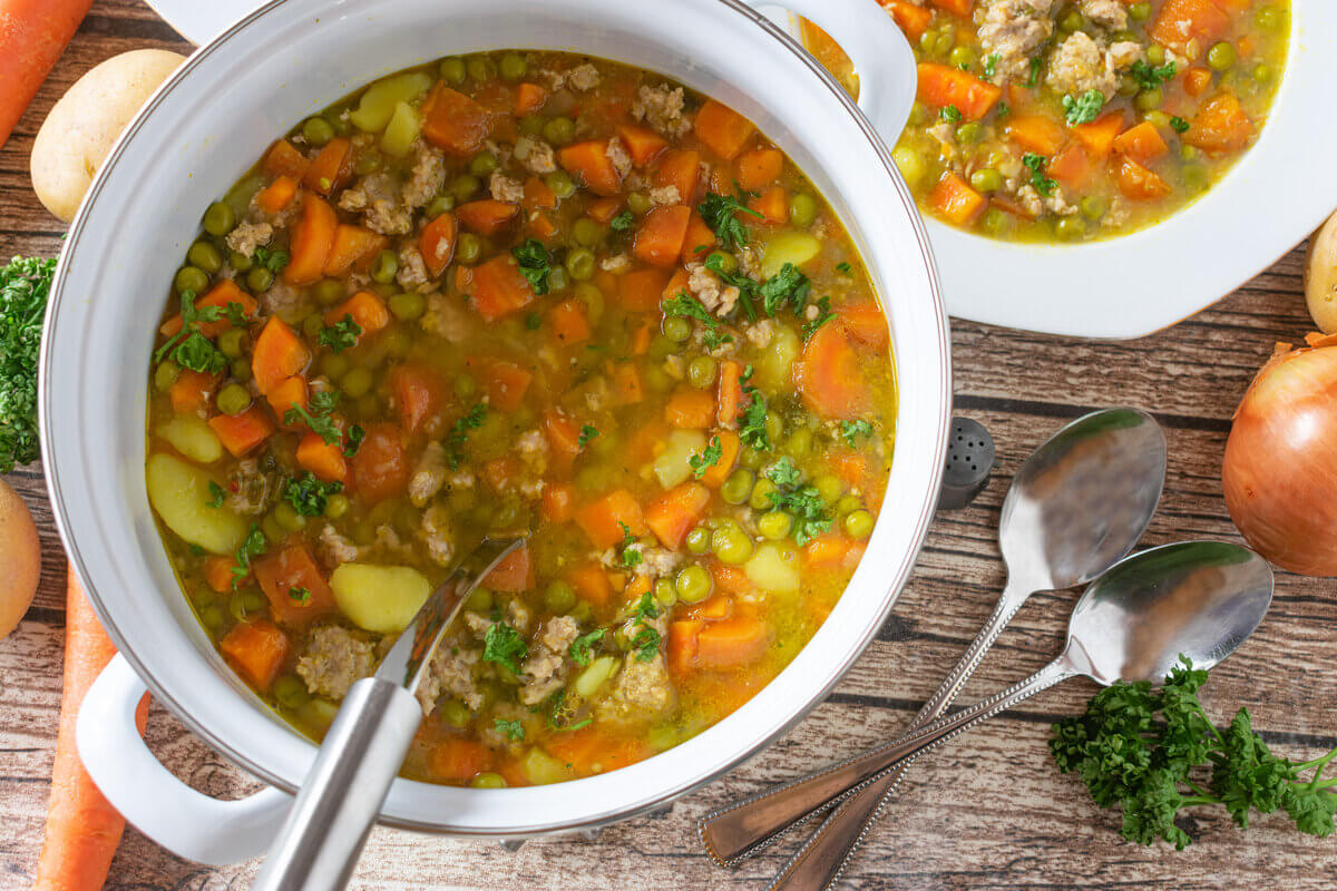 Sopa de legumes com carne moída (Imagem: Angelika Heine | Shutterstock)