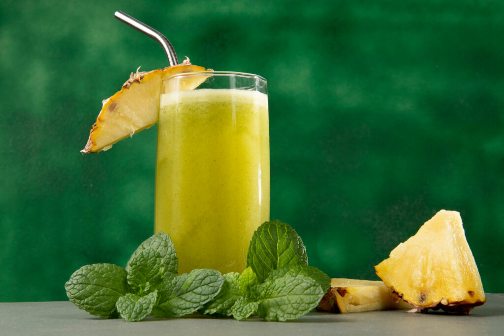 Suco de abacaxi com hortel&atilde; (Imagem: Celso Pupo | Shutterstock)