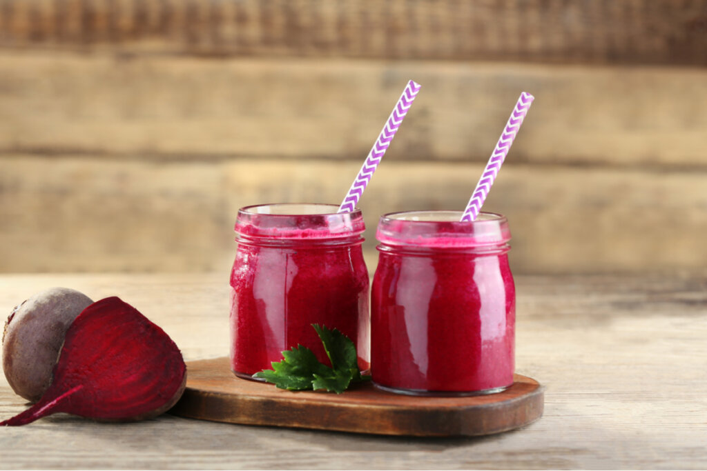 Suco de beterraba com limão (Imagem: Africa Studio | Shutterstock)