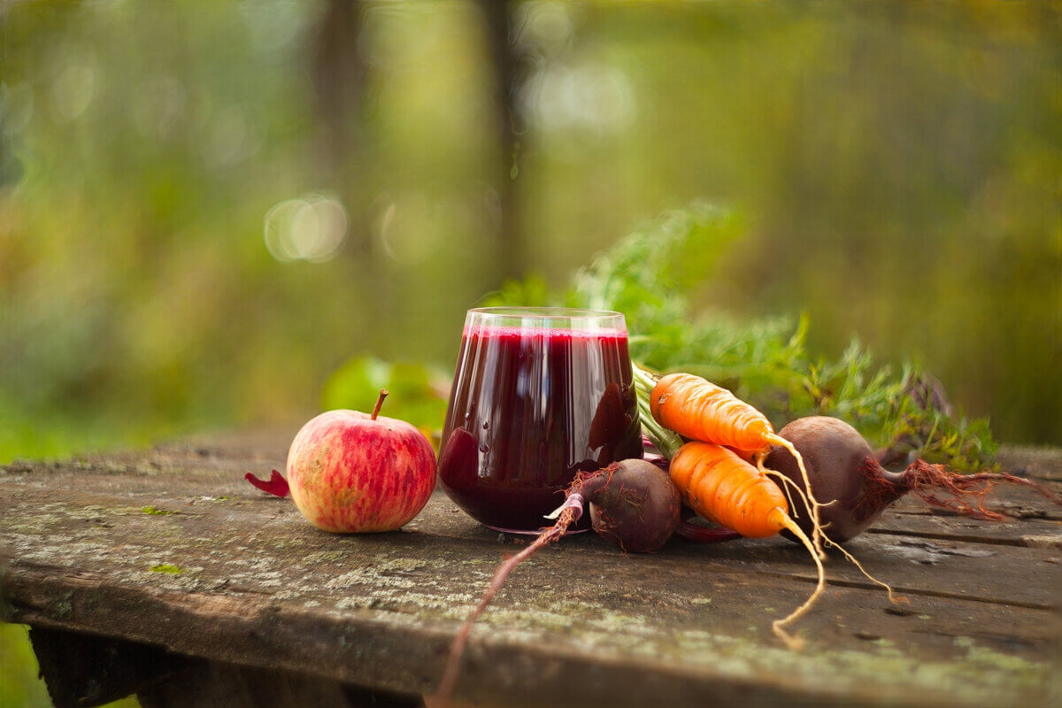 Suco de beterraba com laranja, maçã e cenoura (Imagem: Nikolaeva Galina | Shutterstock)