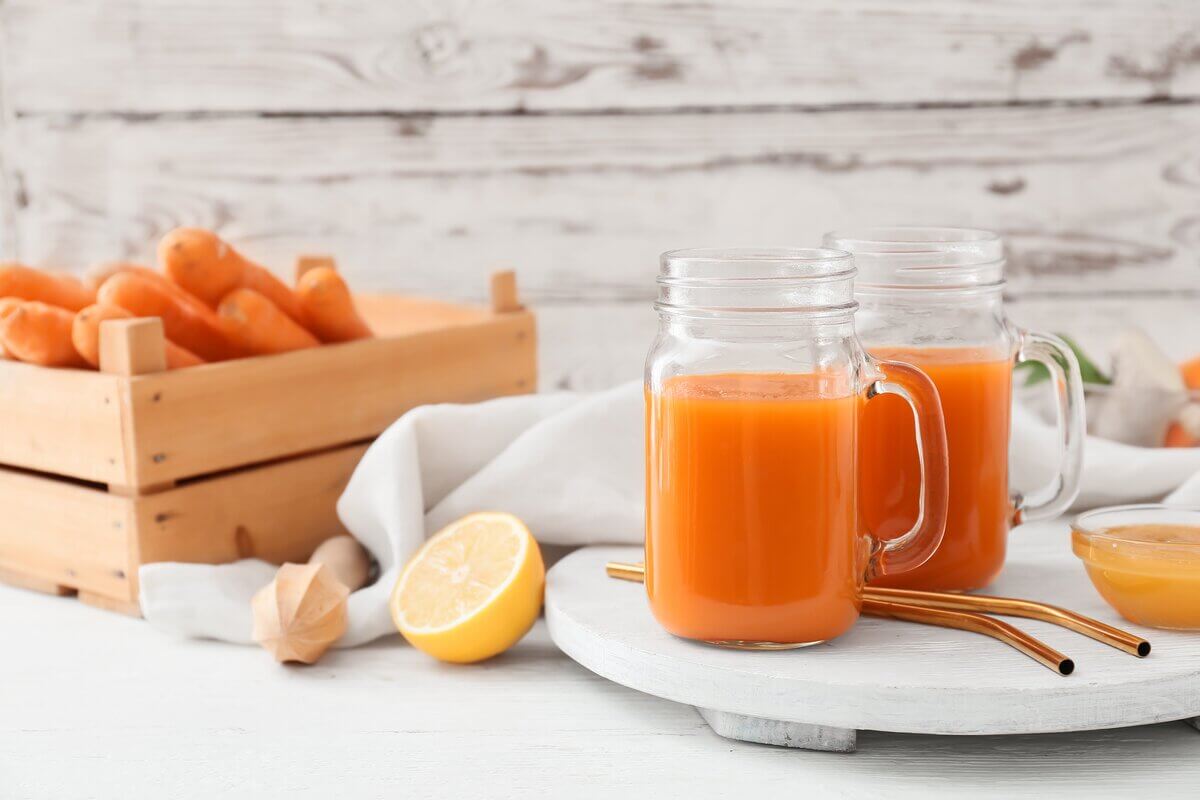 Suco de cenoura com limão (Imagem: Pixel-Shot | Shutterstock)