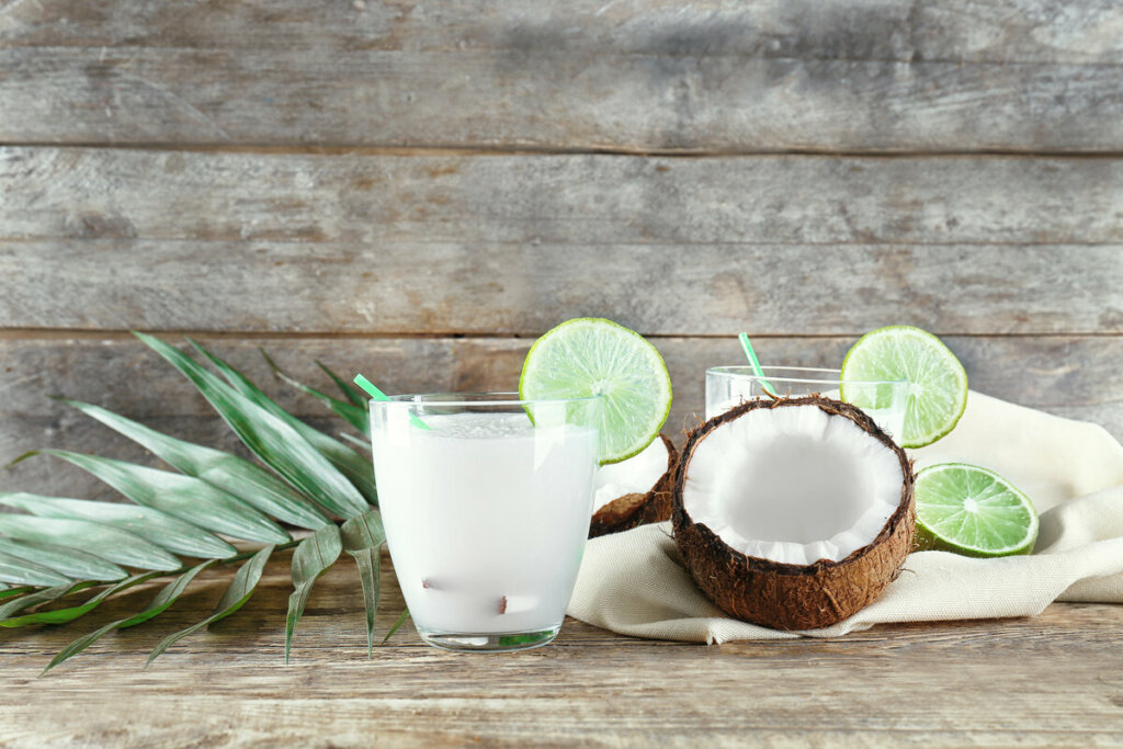 Suco de coco com lim&atilde;o (Imagem: Africa Studio | Shutterstock)