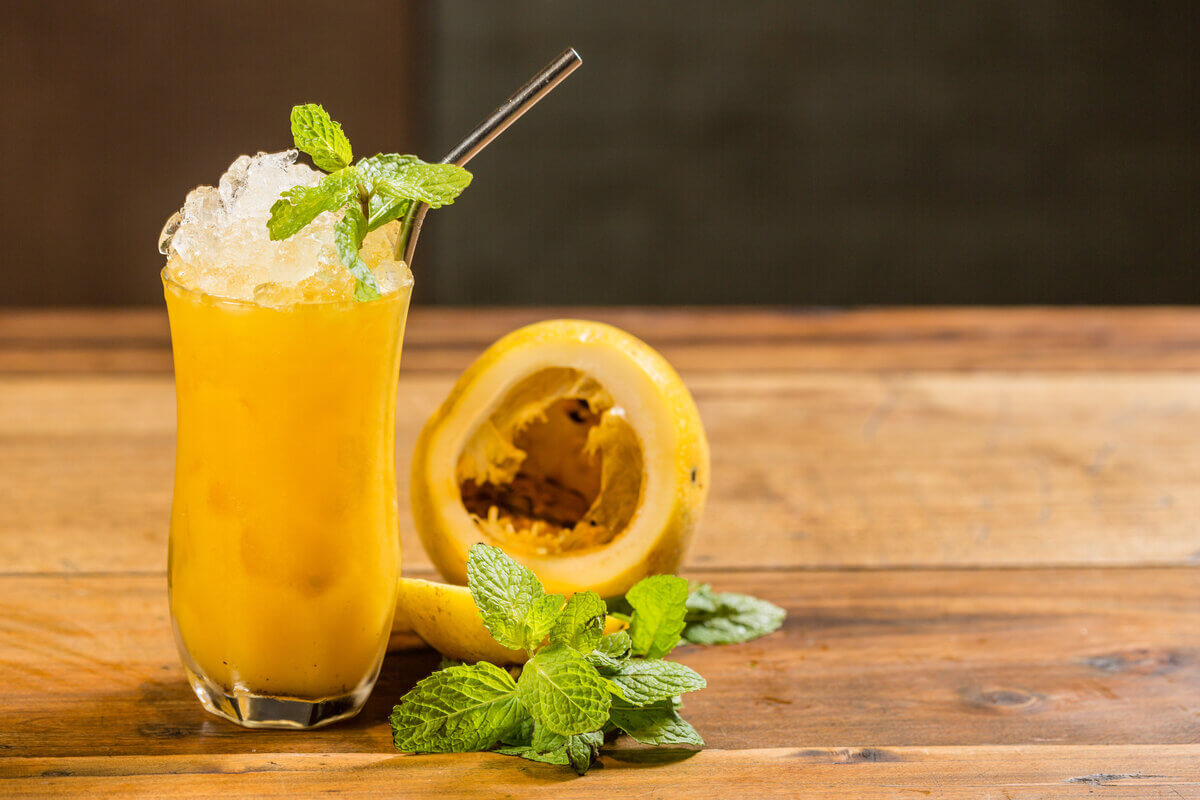 Suco de maracujá com limão e gengibre (Imagem: Zekabala | Shutterstock)