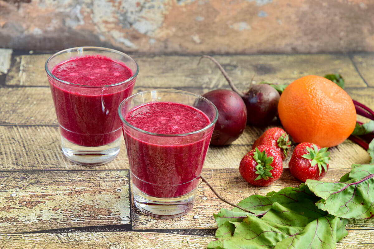 Suco de morango com beterraba e cenoura (Imagem: Amallia Eka | Shutterstock)