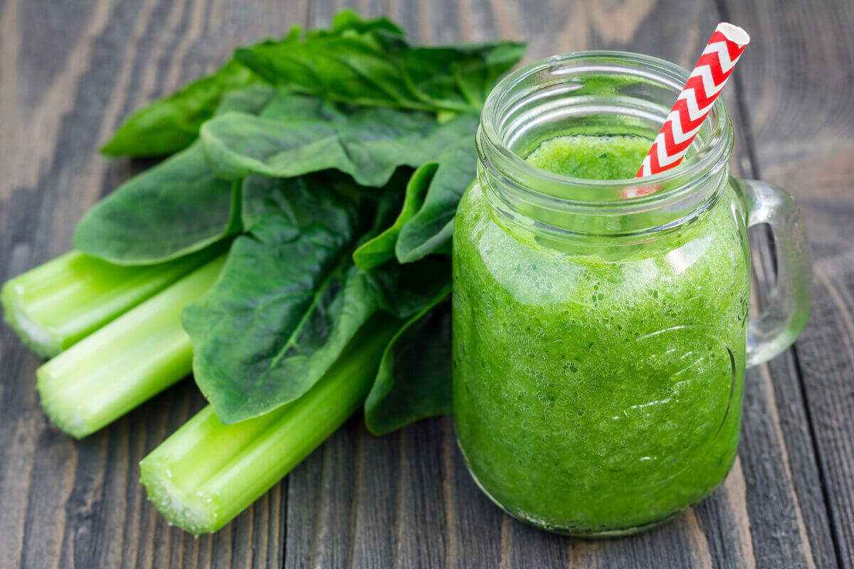 Suco de espinafre com aipo (Imagem: iuliia_n | Shutterstock)