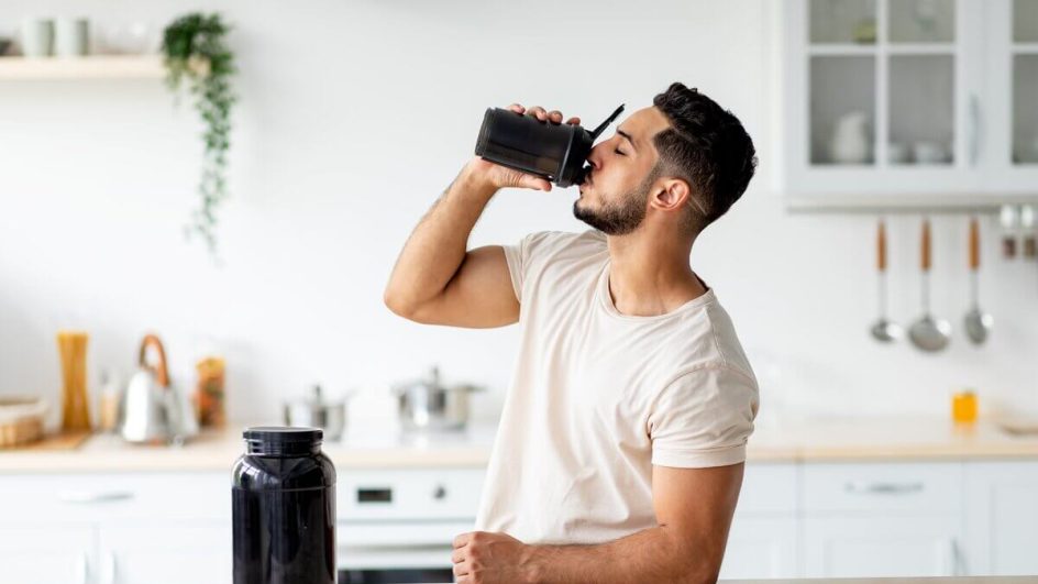 Suplementos alimentares complementam a alimentação regular (Imagem: Prostock-studio | Shutterstock)