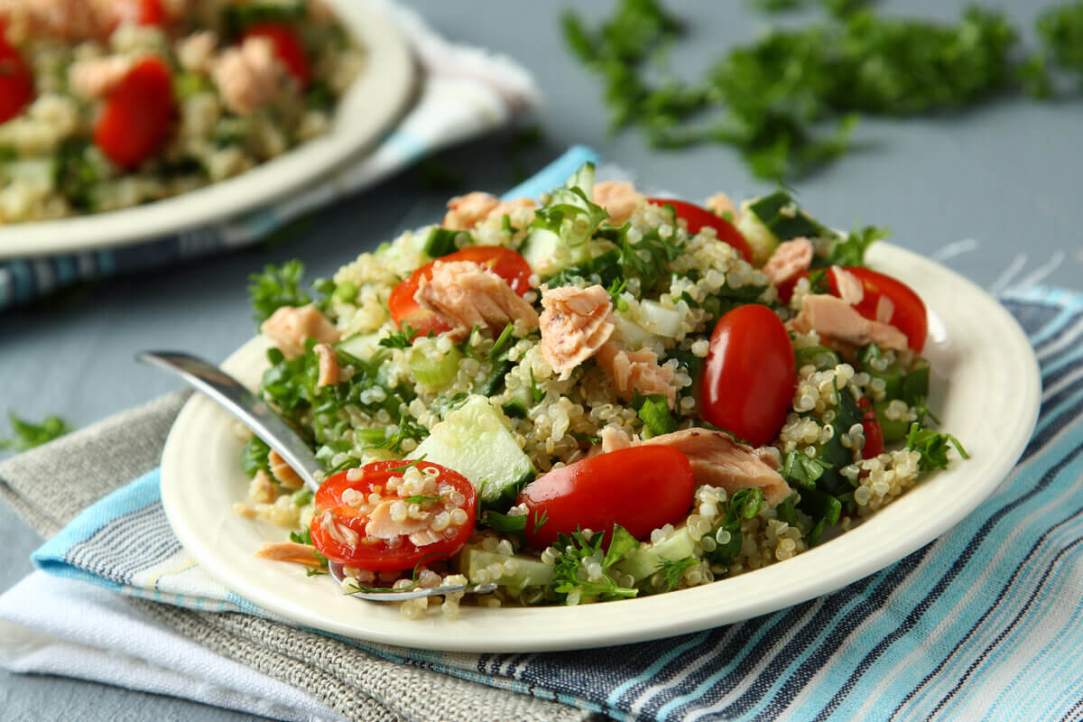 Tabule de quinoa com salmão (Imagem: Iryna Melnyk | Shutterstock)
