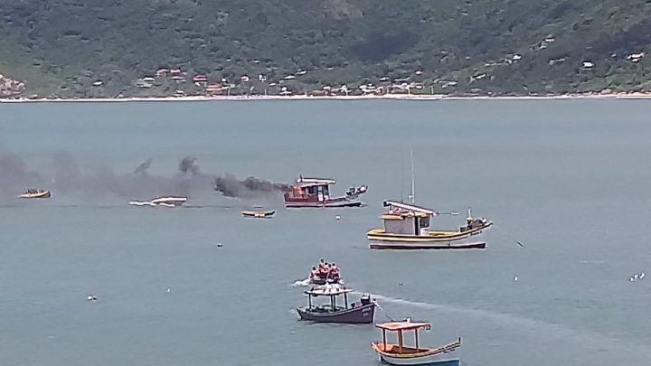 VÍDEO Embarcação pega fogo em praia de Florianópolis