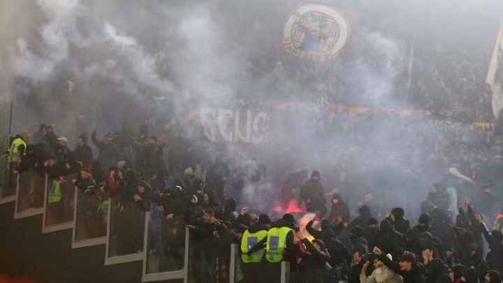VÍDEO Lazio x Roma começa com confusão e troca de bombas
