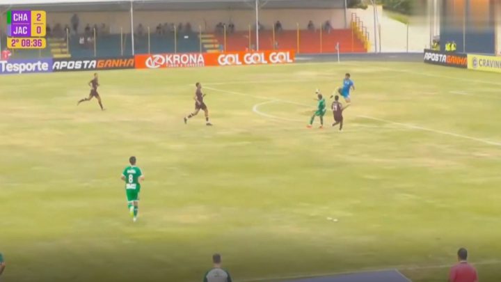 VÍDEO atacante da Chapecoense sofre falta grave durante jogo da Copinha