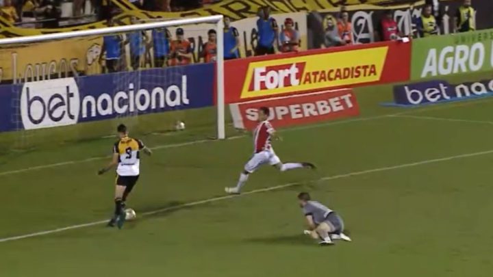 Vizeu perde gol incrível (Foto: NSC TV, Reprodução)