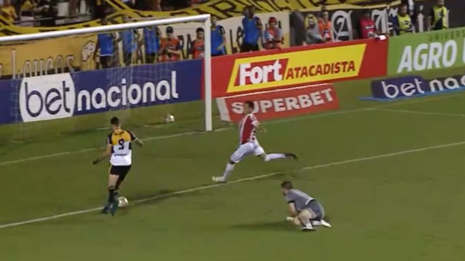Vizeu perde gol incrível (Foto: NSC TV, Reprodução)