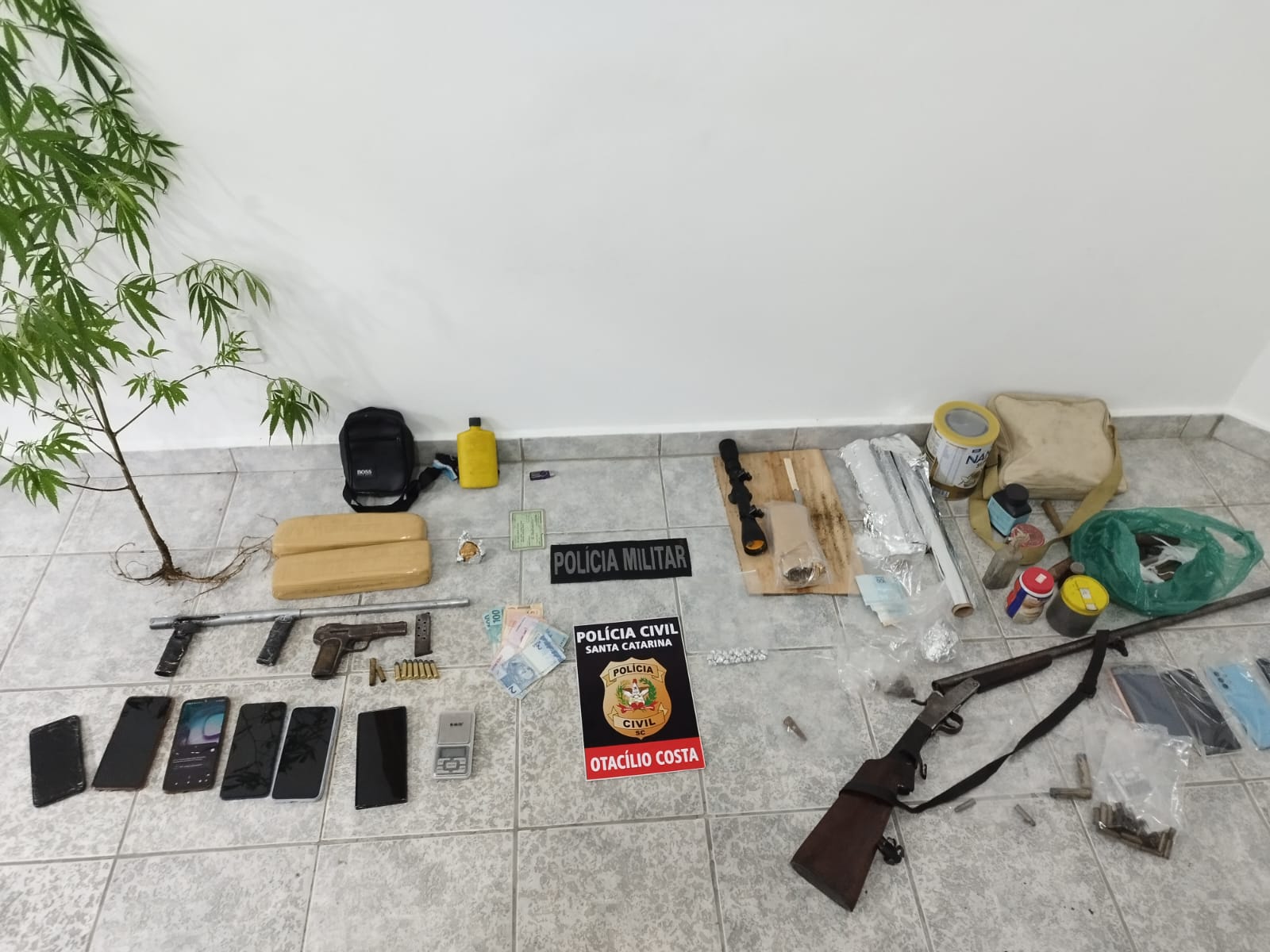 Armas de fogo e drogas são apreendidas na Serra catarinense