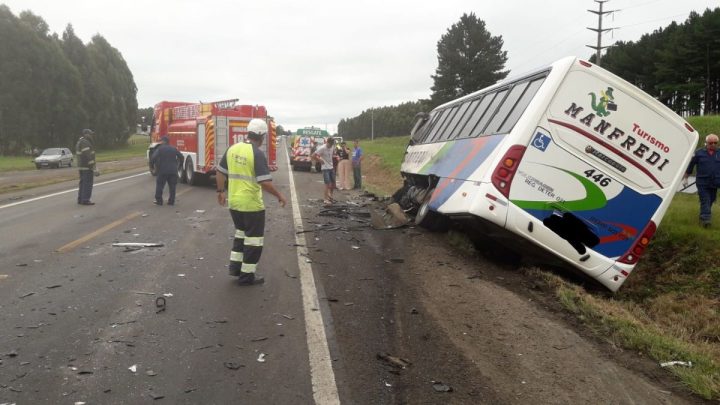 Acidente com ônibus de trabalhadores e caminhonete mata uma pessoa em SC