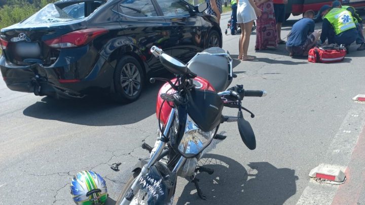 Grávida fica ferida e é hospitalizada após acidente entre carro e moto em SC