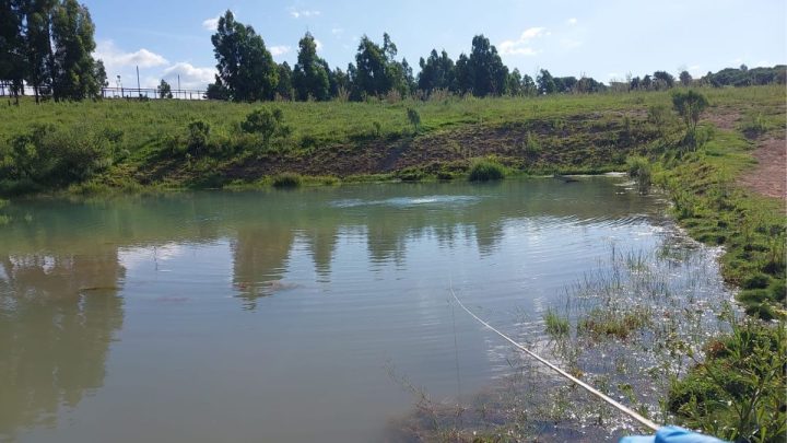Jovem de 18 anos morre afogado em açude no fundo de cemitério em SC