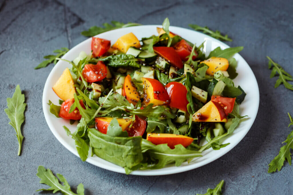 Salada com pêssego e rúcula (Imagem: Natalia Fedchenko | Shutterstock)