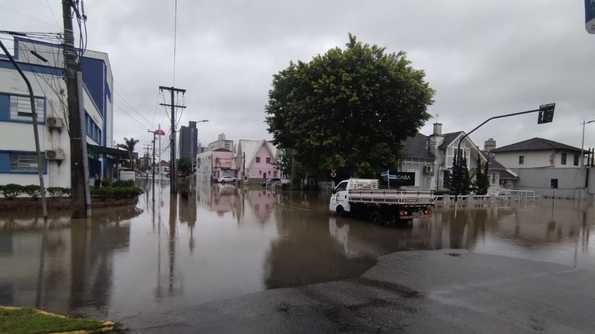 O atributo alt desta imagem está vazio. O nome do arquivo é alagamento-joinville-8.jpg