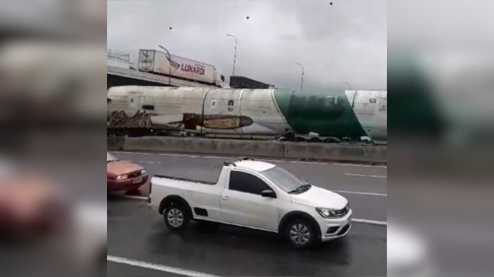 Avião causa confusão na BR-376 entre SC e PR e acaba parado pela polícia