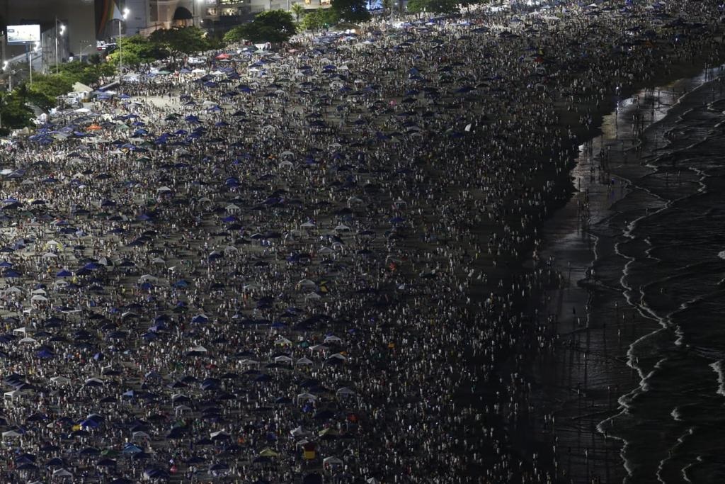 Um "mar de gente" acompanhou a virada em Balneário Camboriú