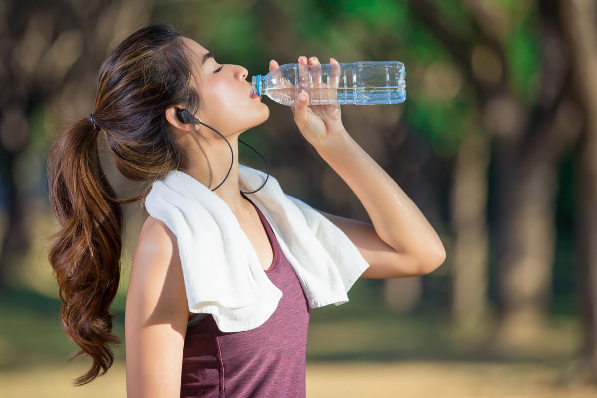 A hidratação é o cuidado principal para quem vai praticar exercícios, pois no calor há um risco maior de sofrer com desidratação (Imagem: GP PIXSTOCK | Shutterstock)