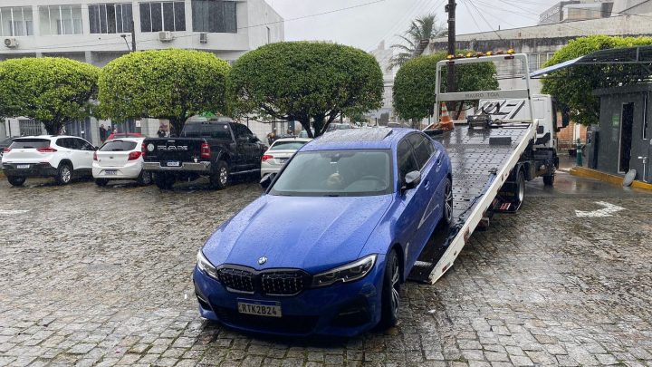Carro estava estacionado na rodoviária