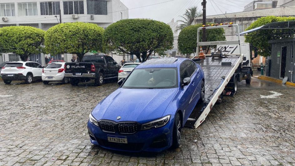 Carro estava estacionado na rodoviária