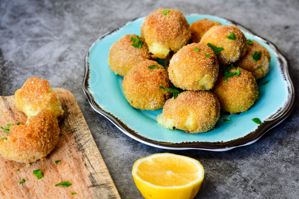 Bolinho de arroz recheado com queijo (Imagem: Colaborador GK1982 | Shutterstock)