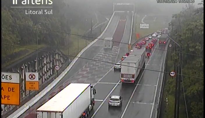 Caminhão de 12 toneladas perde os freios e evita acidente entrando na área de escape da BR-376