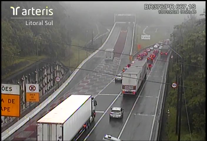 Caminhão de 12 toneladas perde os freios e evita acidente entrando na área de escape da BR-376