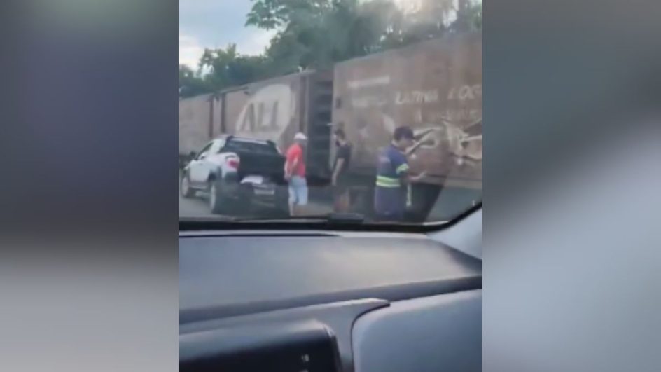 VÍDEO: Carro bate contra trem ao tentar cruzar ferrovia em SC