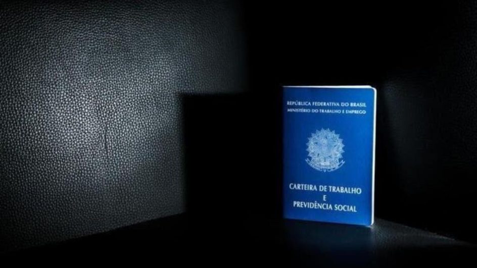 Imagem de carteira de trabalho em fundo escuro