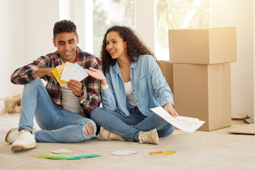Antes de fazer reformas em um imóvel alugado, tenha certeza que a nova decoração não trará problemas ao local (Imagem: PeopleImages.com – Yuri A | Shutterstock)