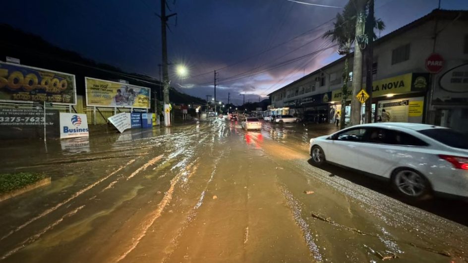FOTOS: Ruas se transformam em estradas de barro após forte temporal em Jaraguá do Sul