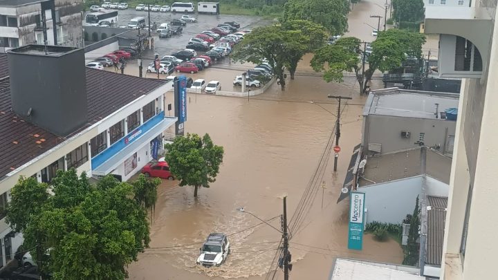 Chuvas devem atingir Joinville e região até domingo; Defesa Civil alerta para deslizamentos