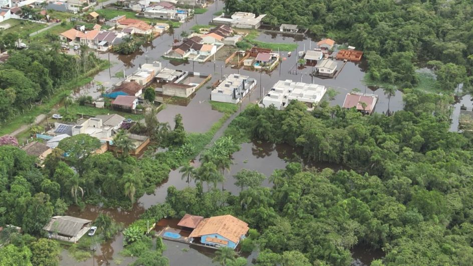 VÍDEOS: Com ruas parecendo rio, moradores são resgatados de barco em cidade de SC