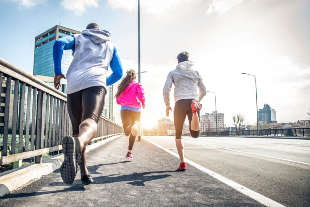 A prevenção e cuidados durante treinos e competições são essenciais para evitar a osteonecrose em atletas (Imagem: oneinchpunch | Shutterstock)