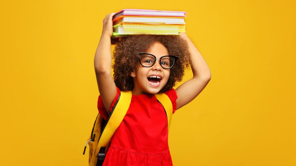 A lista de materiais escolares deve ser um ponto de atenção para pais e responsáveis (Imagem: ShineTerra | Shutterstock)