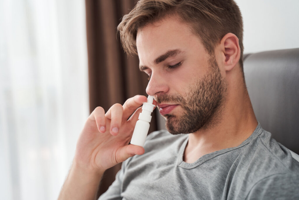 A utilização inadequada de descongestionantes nasais pode ser perigosa para os cardiopatas (Imagem: Olena Yakobchuk | Shutterstock)