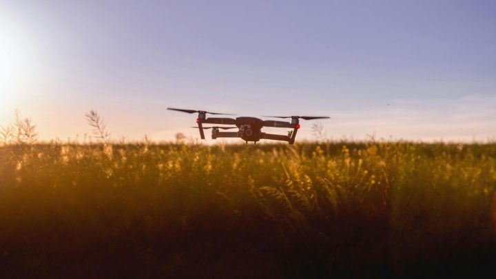 Pilotos de drone podem receber até R$ 10 mil no agronegócio (Foto: Pexels, Divulgação)
