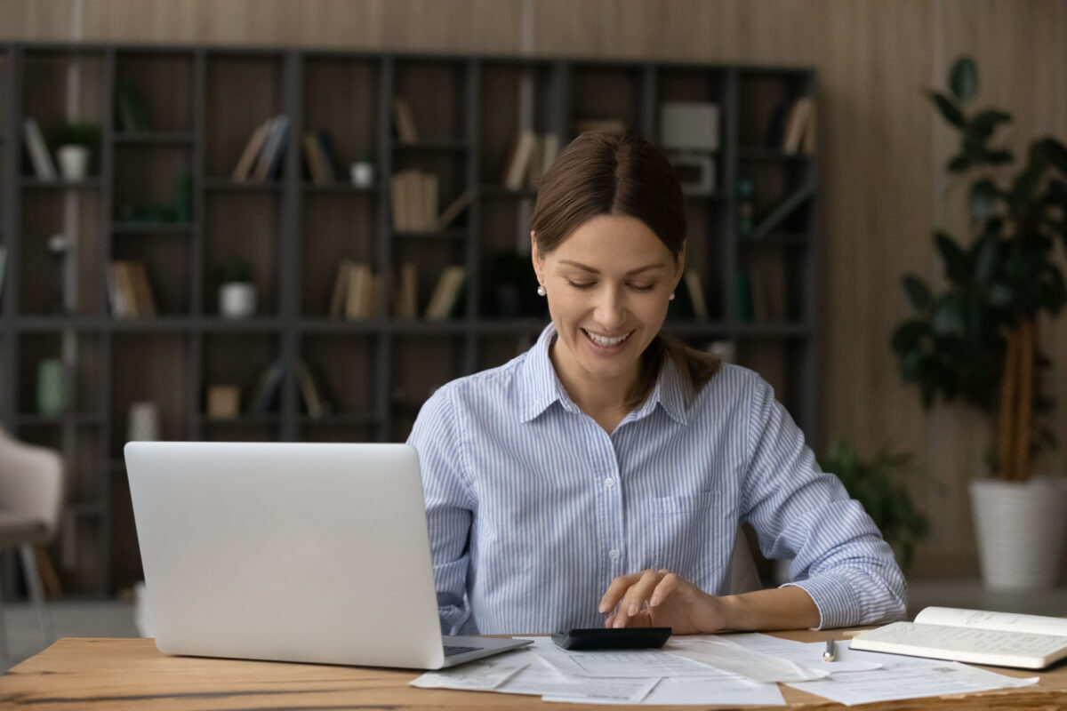 Para pequenas e microempresas, é fundamental conseguir manter um fluxo de caixa estável (Imagem: fizkes | Shutterstock)