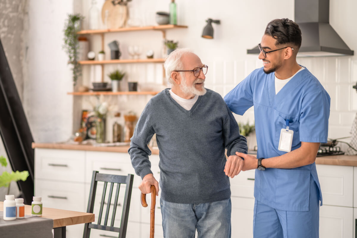 Em casa é importante redobrar os cuidados em relação a mobilidade de idosos (Imagem: Dmytro Zinkevych | Shutterstock)