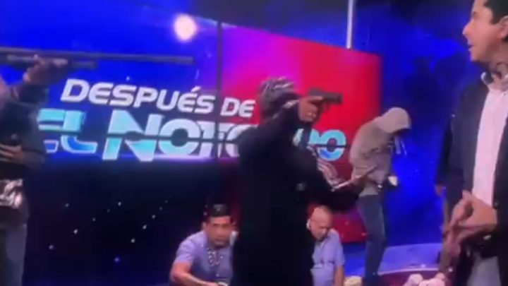 Armados, homens invadem estúdio de TV no Equador em meio a crise de segurança