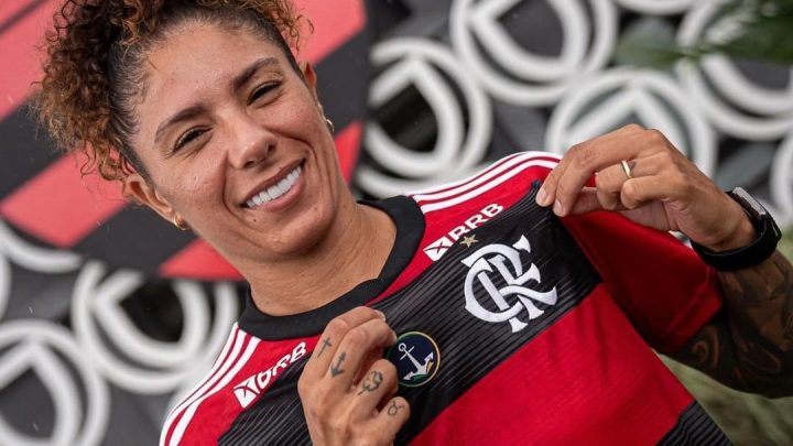 Cristiane vestida com a camisa do Flamengo