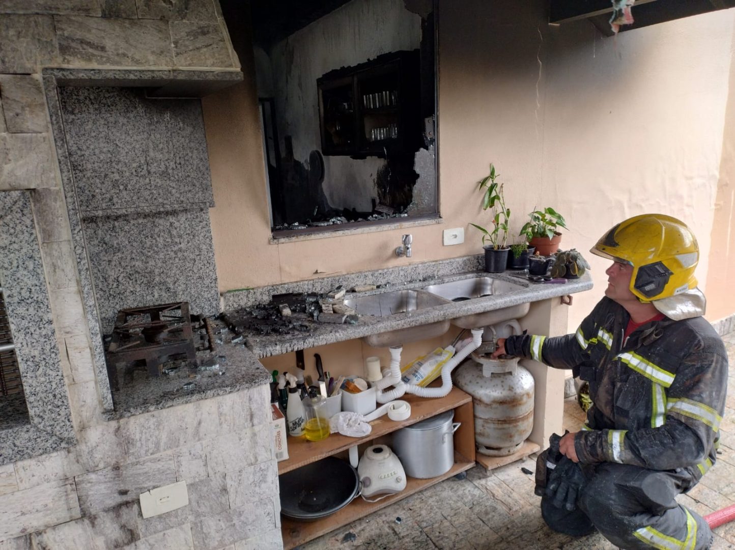 Casa pega fogo e morador é retirado por vizinhos em Florianópolis