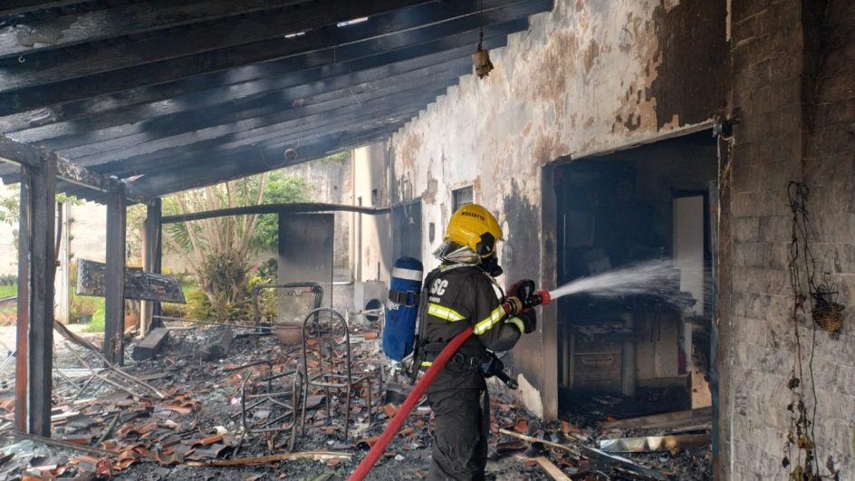 Casa pega fogo e morador é retirado por vizinhos em Florianópolis