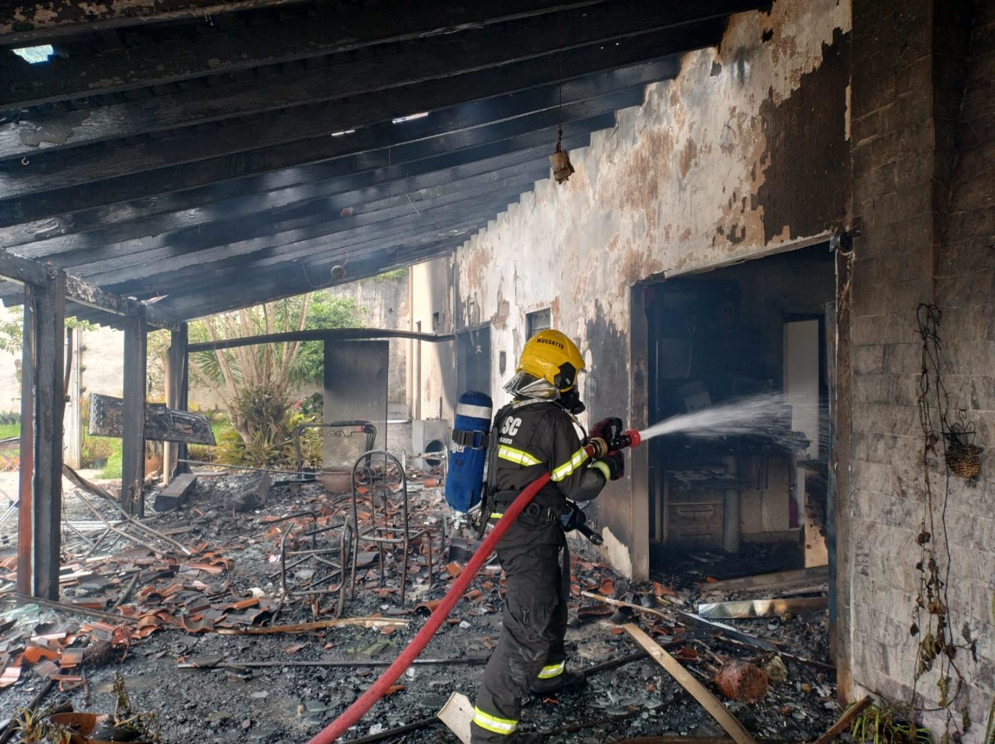 Casa pega fogo e morador é retirado por vizinhos em Florianópolis